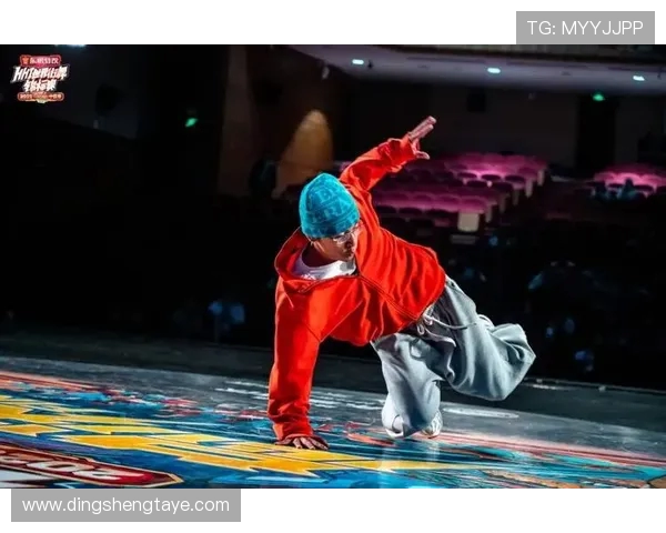 重庆街舞队的默契配合揭秘：舞动城市的热情与创意